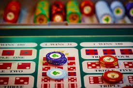 Meja permainan AduQ dengan dealer langsung dan antarmuka pemain di togel168